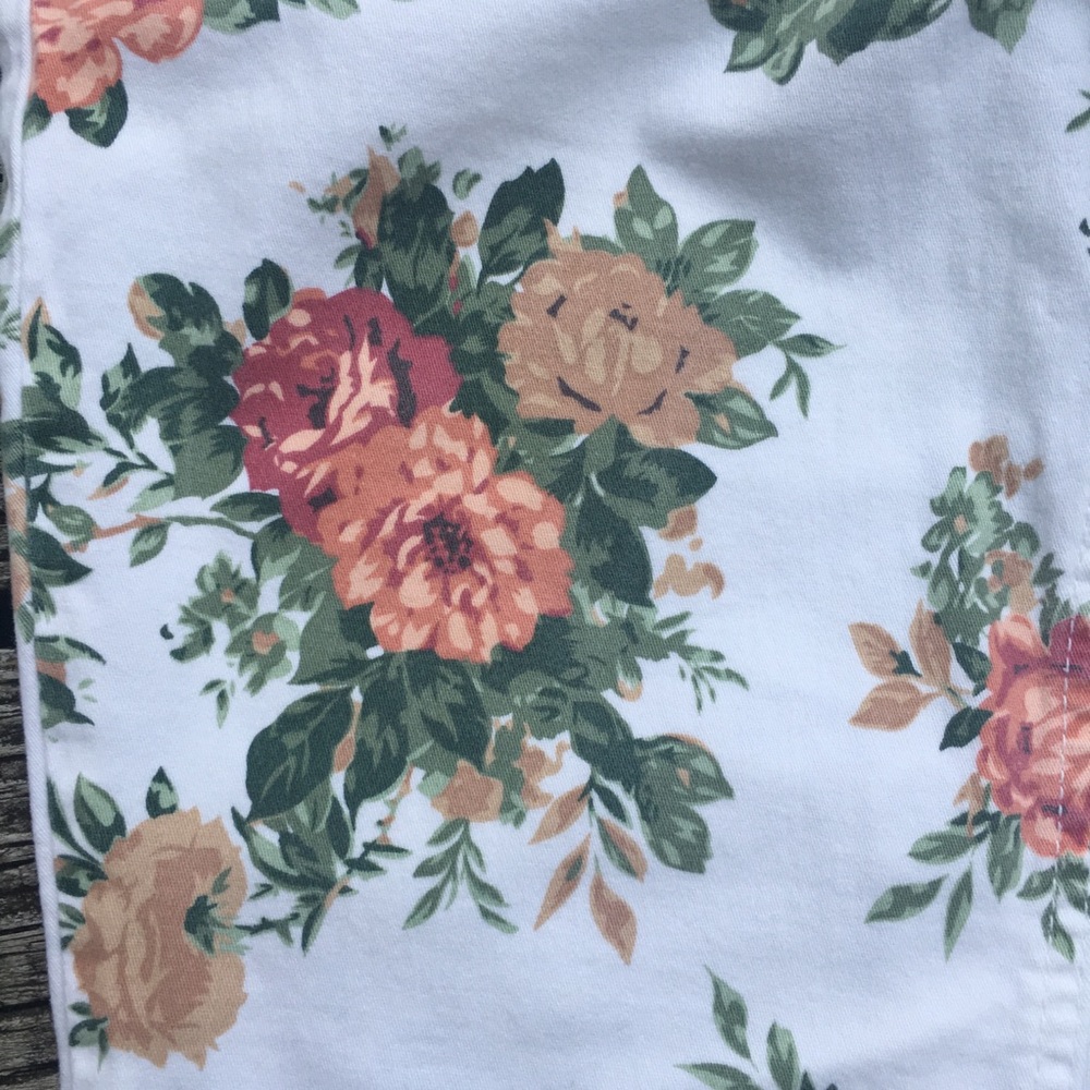 Metaphor | Floral Capris - Picture 2 of 7